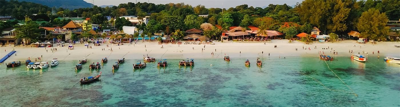 strand met bootjes in Thailand